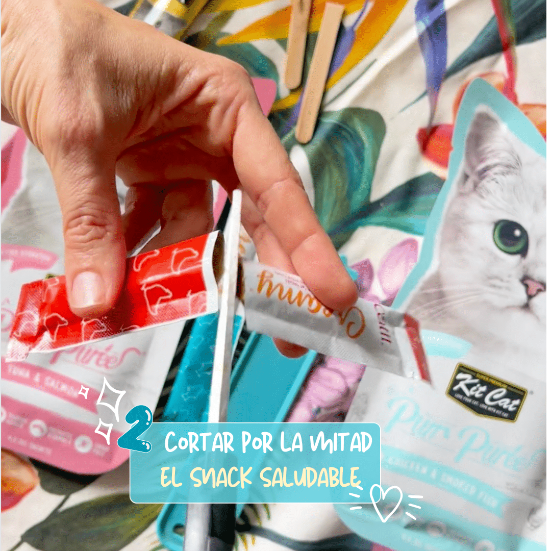 corta el snack para gatos por la mitad