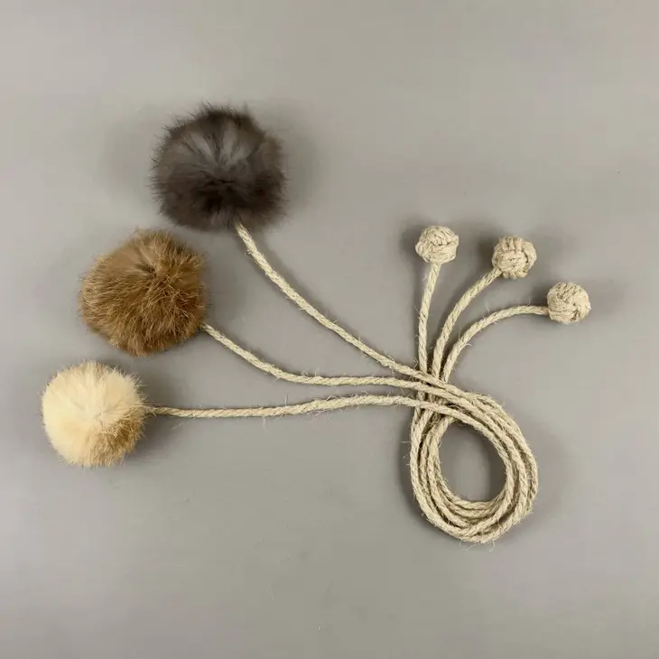 Pelota de pelo conejo con cuerda