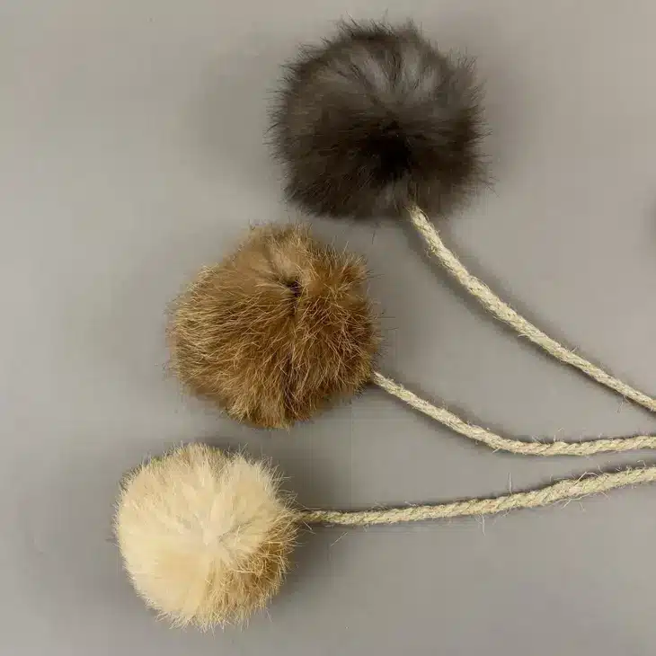 Pelota de pelo conejo con cuerda