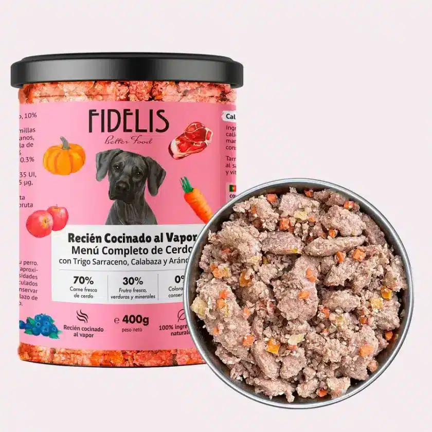 Menú de cerdo fresco para perros elaborado con carne de campo y vísceras de alta calidad, combinado con trigo sarraceno, frutas, verduras y aceites naturales para una nutrición completa, rica en proteínas y energía. Preparado a baja temperatura con ingredientes aptos para consumo humano, sin aditivos ni procesados, garantiza un alimento 100 % natural, equilibrado y saludable para el bienestar de tu perro. Menú cocinado de Cerdo Fidelis