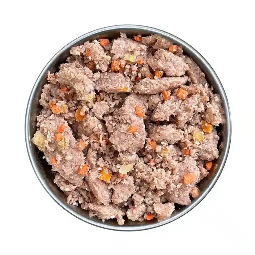Menú de cerdo fresco para perros elaborado con carne de campo y vísceras de alta calidad, combinado con trigo sarraceno, frutas, verduras y aceites naturales para una nutrición completa, rica en proteínas y energía. Preparado a baja temperatura con ingredientes aptos para consumo humano, sin aditivos ni procesados, garantiza un alimento 100 % natural, equilibrado y saludable para el bienestar de tu perro. Menú Cerdo con trigo sarraceno, calabaza y arándanos