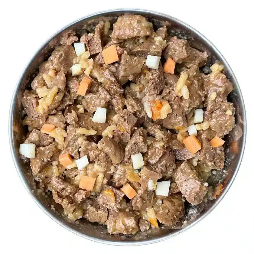 Menú Conejo con arroz, fresco y equilibrado elaborado con conejo de alta calidad, arroz integral, verduras y fruta natural, especialmente pensado para perros sensibles gracias a su fácil digestión y gran aporte nutricional. Cocinado suavemente a baja temperatura y elaborado sin conservantes ni aditivos artificiales, ofrece una alimentación 100 % natural, saludable y llena de sabor. Menú Cocinado de Conejo con arroz, zanahoria y arándanos