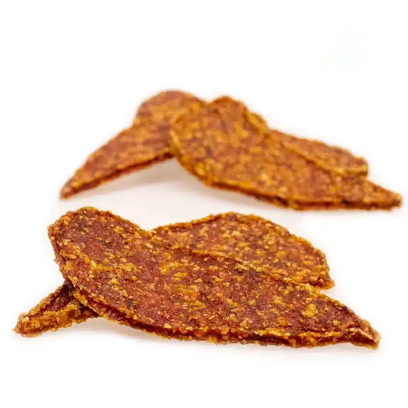 Los filetes de pollo Fidelis son un snack natural elaborado con carne de pollo de alta calidad, secada suavemente al aire para conservar mejor sus nutrientes y su sabor. Sin rellenos ni aditivos artificiales, ofrecen a tu perro un premio saludable, fácil de digerir y rico en proteínas, ideal para mantener su vitalidad y bienestar. Filetes de Pechuga de pollo