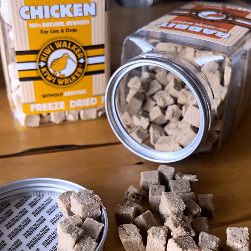 Este Snack liofilizado es perfecto para cualquier momento, especialmente para entrenos al aire libre con tu perro, o para jugar con tu gato, le encantará que le lances al aire y lo quiera atrapar con sus garras.