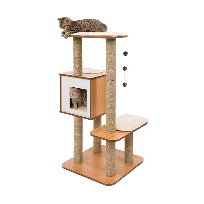 Mueble Rascador Catit V-HIGH BASE atrae todas las miradas gracias a sus colores cálidos y naturales. Los altos y delgados postes rascadores recubiertos con algas marinas, estimulan a los gatos para rascar en una postura alargada; el cubo cueva con salida trasera ofrece el espacio para una siesta.