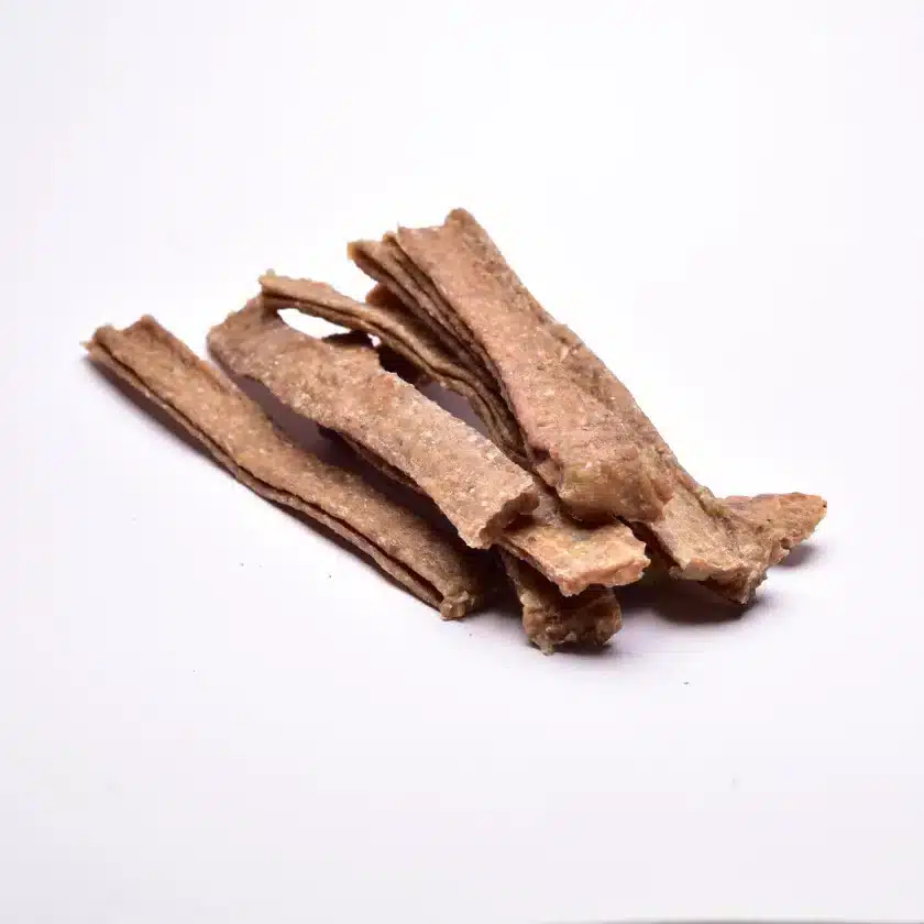 Sticks dentales de Ternera Fidelis combinan piel natural y carne de vacuno para favorecer la higiene dental de forma natural, ayudando a reducir el sarro gracias a su textura dura y diseño especial para la masticación. Además, aportan nutrientes beneficiosos como colágeno, biotina, vitaminas y hierro, y se elaboran con ingredientes locales, trazables y sin aditivos artificiales mediante un suave proceso de secado al aire. Sticks dentales de Ternera